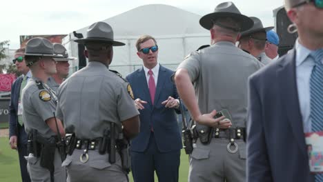 Der-Gouverneur-Von-Kentucky,-Andy-Beshear,-Im-Fahrerlager-Mit-Der-Staatspolizei-Vor-Dem-Kentucky-Derby