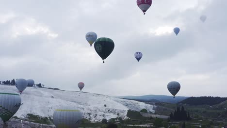 Globos-Aerostáticos-Sobrevolando-Los-Cielos-De-Pamukkale-Y-Las-Aguas-Minerales-De-Travertino.