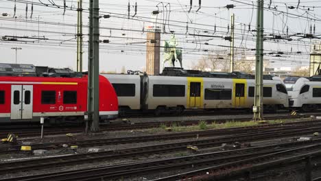 Regionalzüge-Fahren-Bei-Der-Einfahrt-In-Den-Kölner-Hauptbahnhof-Aneinander-Vorbei