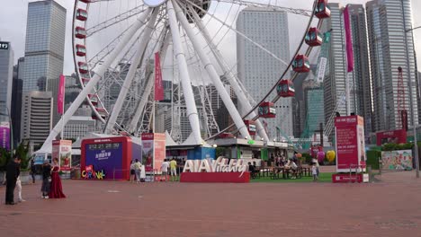 Hong-Kong-Riesenrad,-Die-Ikonische-Zentrale-Hafenfront-Von-Hongkong,-Mit-AIA-Firmenlogo