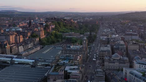 Breite-Drohnenaufnahme-über-Der-Innenstadt-Von-Edinburgh-Bei-Sonnenuntergang