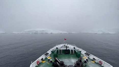 Vista-Estática-Sobre-La-Proa-A-Bordo-Del-Barco-De-Expedición-MS-Expedition-En-Las-Islas-Melchior-En-La-Península-Antártica