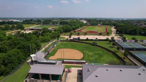 Redaktionelle-Luftaufnahmen-Vom-Sportplatz-Der-Marcus-High-School-In-Flower-Mound,-Texas