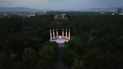 Luftaufnahme-über-Den-Park,-Altar-A-La-Patria-Und-Das-Schloss-Chapultepec,-Sonnenuntergang-In-Mexiko-Stadt
