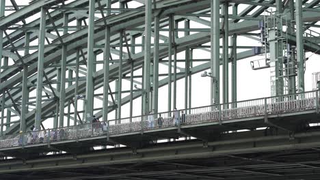 Blick-Auf-Menschen,-Die-Die-Hohenzollernbrücke-In-Köln-überqueren