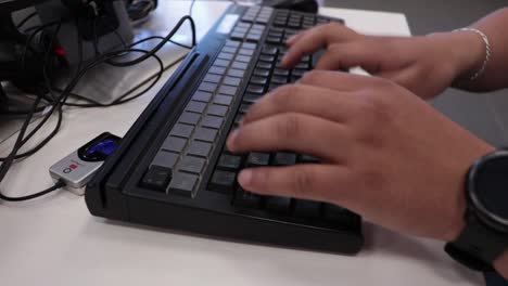 Worker-typing-on-a-computer-keyboard-in-the-office