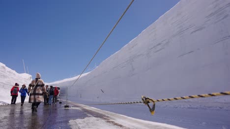 Camión-Pasando-Por-Los-Alpes-Japoneses-En-La-Carretera-Alpina-De-Tateyama