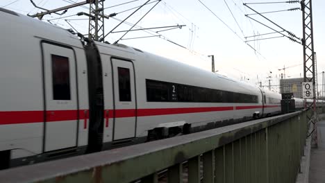 Beobachten-Sie,-Wie-Der-DB-Hochgeschwindigkeits-Eiszug-An-Der-Hohenzollernbrücke-über-Das-Geländer-Vorbeifährt