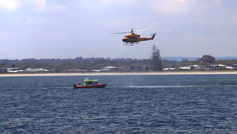 Rettungshubschrauber-Kreist-Um-Stationäres-Marinerettungsboot-In-Geographe-Bay,-Busselton