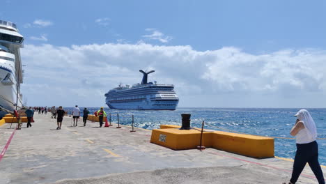 Karnevalskreuzfahrtschiff-Segelt-Vom-Hafen-Im-Wunderschönen-Karibischen-Meer-Vor-Der-Atemberaubenden-Kulisse-Des-Azurblauen-Horizonts-Der-Karibik-|-Urlaub,-Genießen,-Lebensstil,-Kreuzfahrt,-Reisen,-Karibisches-Konzept