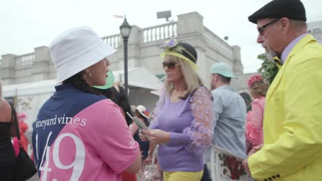 Frau-Verteilt-Programme-Beim-Kentucky-Derby-149