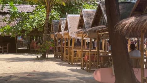 Cabañas-De-Playa-De-Bambú-Para-Que-Los-Surfistas-Coman-Y-Beban