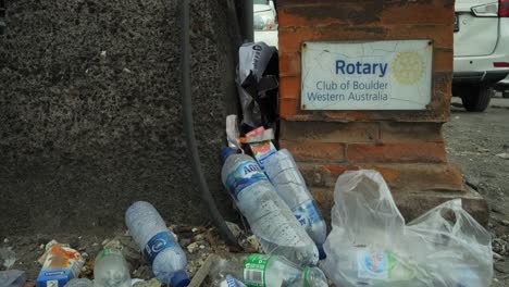 Zeitlupe,-Nach-Oben-Geneigte-Aufnahme-Von-Müll,-Der-Aufgrund-Mangelnder-Abfallentsorgung-Auf-Nusa-Penida-In-Bali,-Indonesien,-Mit-Plastikflaschen,-Plastiktüten-Und-Anderem-Müll-Herumliegt