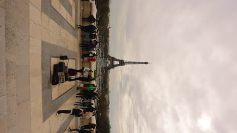 Gente-Disfrutando-De-La-Vista-De-La-Torre-Eiffel-Desde-Un-Famoso-Mirador-En-París