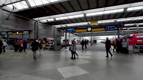 Gente-Caminando-Por-La-Sala-De-Salidas-Y-Llegadas-De-La-Estación-Central-De-Munich
