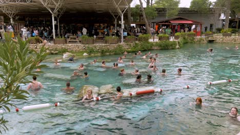 La-Gente-Disfruta-Bañándose-En-El-Antiguo-Spa-De-Agua-Mineral-Caliente-De-Color-Turquesa