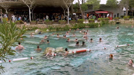 Die-Menschen-Genießen-Das-Baden-Im-Alten-Türkisfarbenen-Thermalbad-Mit-Heißem-Mineralwasser