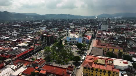 Drohnenaufnahme-Beim-Anflug-Auf-Die-Catedral-De-Córdoba,-Im-Teilweise-Sonnigen-Veracruz,-Mexiko