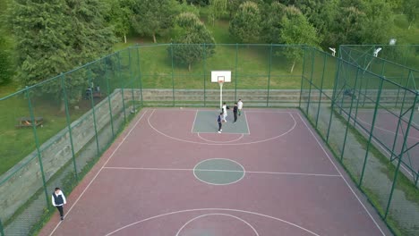 Drohnenaufnahmen-Von-Kindern,-Die-Auf-Dem-Basketballplatz-Spielen