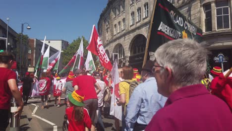 Activistas-Galeses-Marchando-Por-La-Independencia-De-Gales-En-Gales