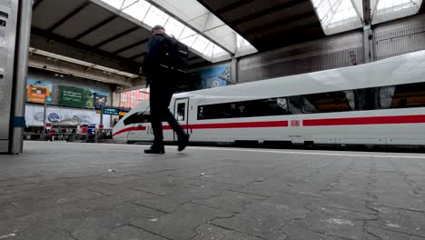 Viajero-Caminando-Por-El-Tren-De-Hielo-Db-En-La-Estación-Central-De-Munich