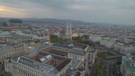 Iglesia-Votiva-Votivkirche-En-Viena-Estableciendo-Una-Toma-Aérea-Amplia