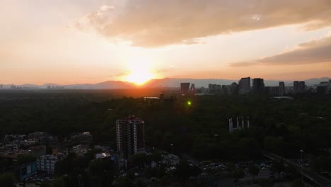 Luftaufnahme-Nähert-Sich-Dem-Schloss-Chapultepec,-Farbenprächtiger-Sonnenuntergang-In-Mexiko-Stadt