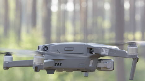 Dji-Drohne-Schwebt-Und-Schwenkt-Im-Wald,-Statische-Nahaufnahme
