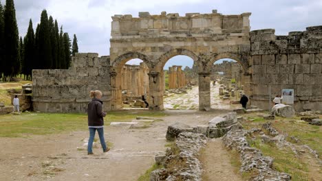 Arco-De-La-Puerta-Frontinus-A-La-Antigua-Ciudad-De-Hierápolis,-Sitio-Del-Patrimonio-Mundial-De-La-Unesco