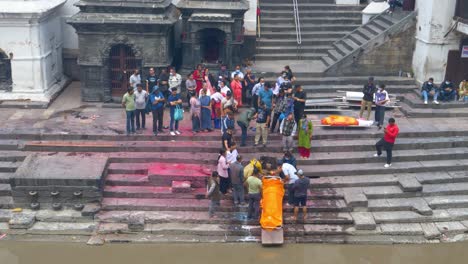Ceremonia-De-Cremación-Humana-En-El-Templo-Pashupatinath-Que-Se-Lleva-A-Cabo-En-Las-Escaleras-Que-Conducen-Al-Río-Bagmati-En-Katmandú.