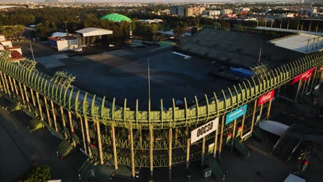 Vista-Aérea-Alejándose-Del-Escenario-En-El-Foro-Sol,-Puesta-De-Sol-En-La-Ciudad-De-México