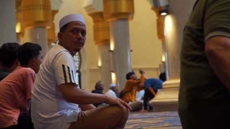 Die-Muslimischen-Völker-Sind-In-Der-Moschee-Mit-Einem-Wunderschönen-Innenraum-Und-Goldenen-Säulen