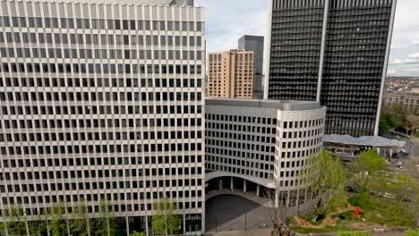 Vista-De-Los-Edificios-De-Oficinas-Al-Lado-Del-Parque-Ludwig-erhard-anlage-En-Frankfurt,-Alemania