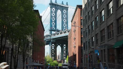 Puente-De-Manhattan-Entre-Manhattan-Y-Brooklyn-Sobre-El-East-River-Visto-Desde-Un-Estrecho-Callejón-Rodeado-Por-Dos-Edificios-De-Ladrillo-En-Un-Día-Soleado-En-Washington-Street-En-Dumbo,-Brooklyn,-Nueva-York