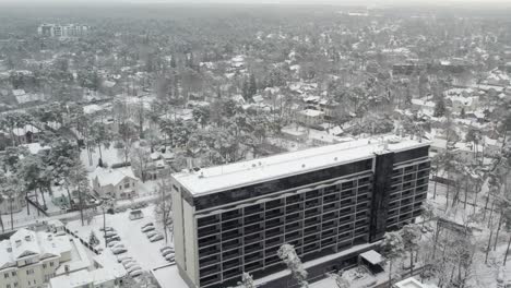 Drohnenaufnahme-Eines-Der-Größten-Verschneiten-Hotel-Spas-In-Jurmala.-Im-Hintergrund-Können-Sie-Die-Ostsee-Und-All-Das-Grün,-Die-Parks-Und-Die-Natur-Sehen