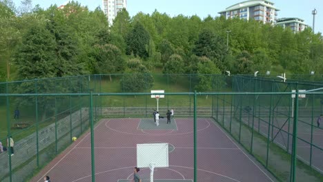Drohnenaufnahmen-Von-Kindern,-Die-Auf-Dem-Basketballplatz-Spielen