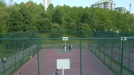 Imágenes-De-Drones-De-Niños-Jugando-En-La-Cancha-De-Baloncesto