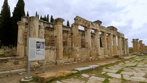 Antiguas-Ruinas-De-Piedra-De-Baños-Públicos-Calle-Frontinus-Hierápolis-Pamukkale