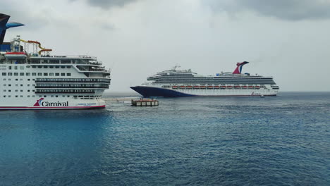 Crucero-De-Carnaval-Que-Sale-Con-Gracia-Del-Puerto-|-Sea-Testigo-De-La-Grandeza-Del-Barco-Con-El-Telón-De-Fondo-De-Aguas-Brillantes,-Creando-Una-Sensación-De-Aventura,-Lujo-E-Infinitas-Posibilidades.