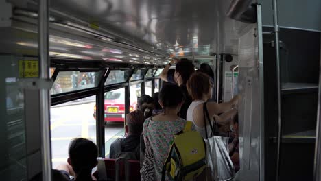 Vista-Interior-De-Un-Tranvía-Ocupado-En-Hong-Kong.