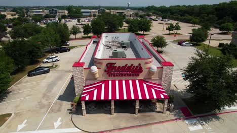 Este-Es-Un-Video-Aéreo-Editorial-Del-Restaurante-Freddy&#39;s-Frozen-Custard-And-Steakburger-En-Highland-Village,-Texas.