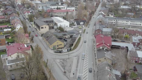 Flug-In-Richtung-Des-Kastani-Dreiecks,-Bevor-Võru-Und-Die-Kastani-Straße-In-Karlova-Abgerissen-Werden