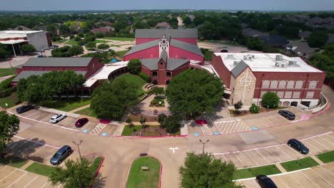 Imágenes-Aéreas-De-La-Iglesia-Metodista-Unida-Conmemorativa-De-Trietsch-En-Flower-Mound,-Texas