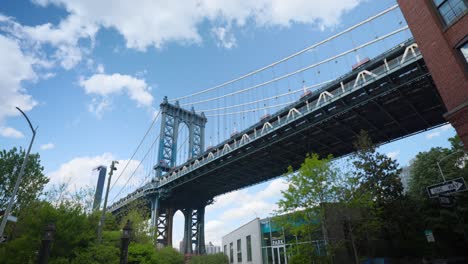 Schwenk-über-Die-Manhattan-Bridge-Von-Der-Plymouth-Street-In-New-York-Aus