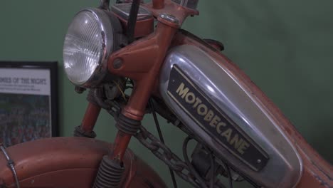 Alter-Motorradmotor-An-Einer-Wand