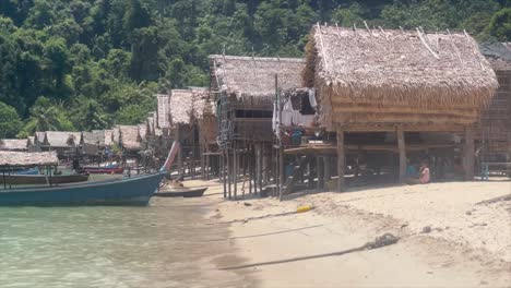 Palafitos-Tradicionales-En-La-Isla-Tailandesa,-Hogar-Del-Pueblo-Moken