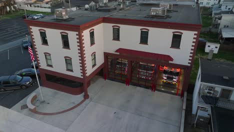 Camión-De-Bomberos-Estacionado-En-El-Garaje-De-La-Estación-De-Bomberos