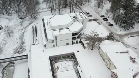 Drone-shot-of-Eesti-Maaülikool-main-building-university-in-Tartu,-flying-towards-it