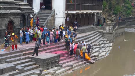 Ceremonia-De-Cremación-En-El-Templo-Pashupatinath-Que-Se-Lleva-A-Cabo-En-Las-Escaleras-Que-Conducen-Al-Río-Bagmati-En-Katmandú.