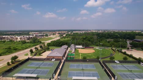 Luftaufnahmen-Von-Leichtathletikfeldern-Der-Marcus-Marauders-High-School-In-Flower-Mound,-Texas